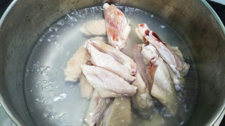 酥香炸鸡翅,将鸡中翅下锅煮开,15秒左右