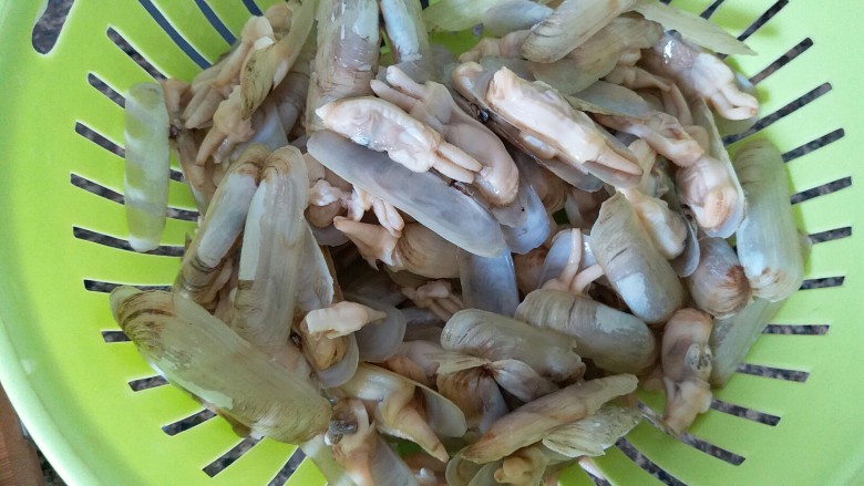 香辣海圣子,把沙子都冲洗干净,沥干水份