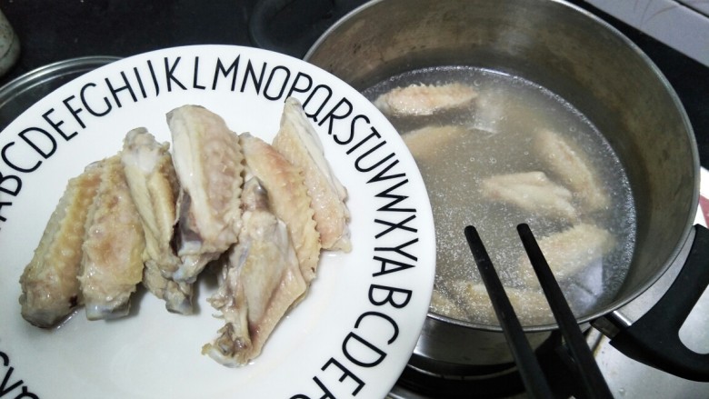 酥香炸鸡翅,捞出,沥干水分