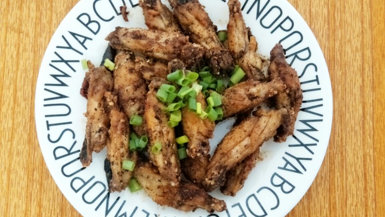 酥香炸鸡翅,上碟,撒上<a style='color:red;display:inline-block;' href='/shicai/ 3250'>葱</a>花~就可以开餐啦~