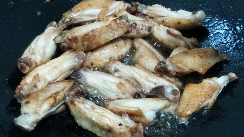 酥香炸鸡翅,中火,煎锅放适量油,将鸡翅剪成金黄