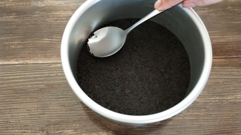南瓜酸奶慕斯,拌好的饼干放模具中,用勺子压实放冰箱冷藏