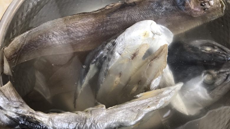 简简单单,咸鱼白菜也好好味
咸鱼花肉煲,咸鱼先冲洗干净,泡水半小时去咸味(中途可换一次水)
这不是那种梅香咸鱼哟,这种是中等咸度的,梅香咸鱼咸度太重不宜这种做法的