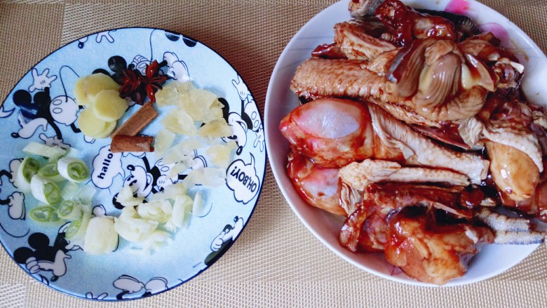 家常红烧鸡块,葱姜蒜去皮,切碎,腌制好的鸡块取处出倒在盘子里。