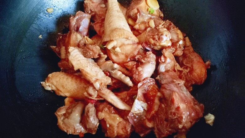 家常红烧鸡块,加入鸡块,大火煸炒。