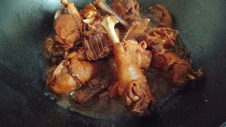 家常红烧鸡块,鸡块熟软后,倒回炒锅中,大火收汁,调味可以出锅。