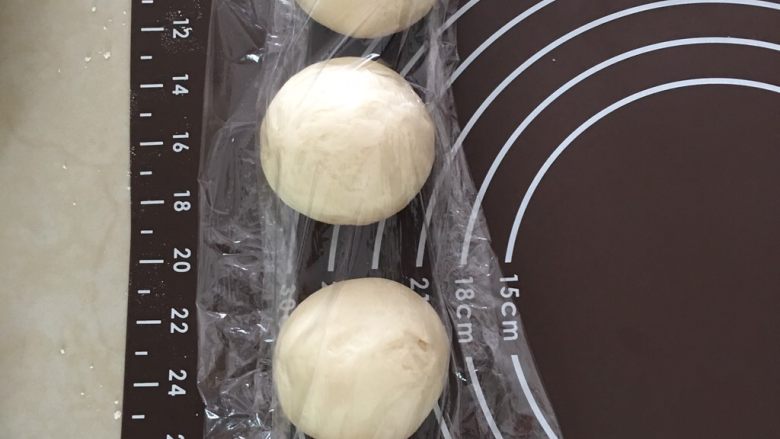 小鸟馒头,切好的小面团没整形前用保鲜膜盖好,不然会面团会变干!