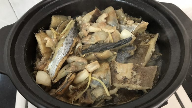 简简单单,咸鱼白菜也好好味
咸鱼花肉煲,收汁至一半时,这样