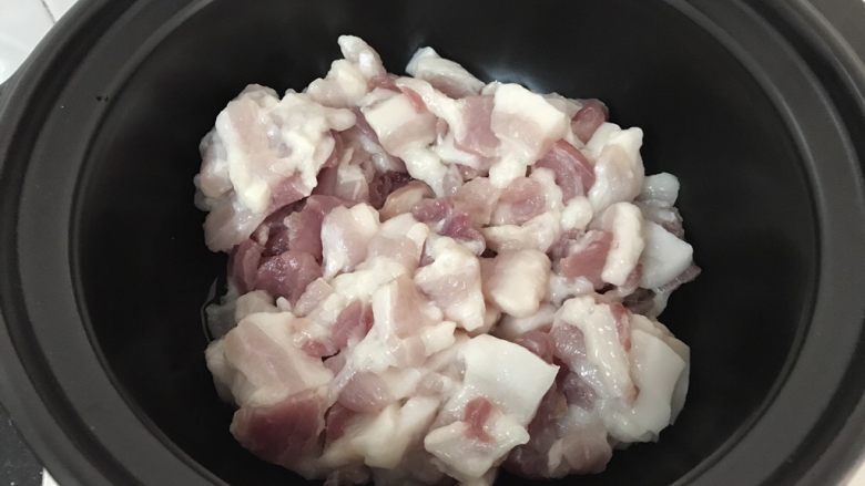 简简单单,咸鱼白菜也好好味
咸鱼花肉煲,砂锅温热后,把五花肉倒进去,中火慢慢把花肉的油给煸炒出来
