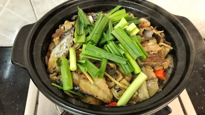 简简单单,咸鱼白菜也好好味
咸鱼花肉煲,最后再加入蒜苗提香,翻几下蒜苗变色就可以了!
