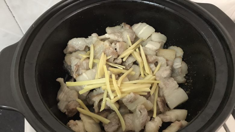 简简单单,咸鱼白菜也好好味
咸鱼花肉煲,看到五花肉微黄并明显收紧,锅底存油时,把姜丝加入并炒出香味