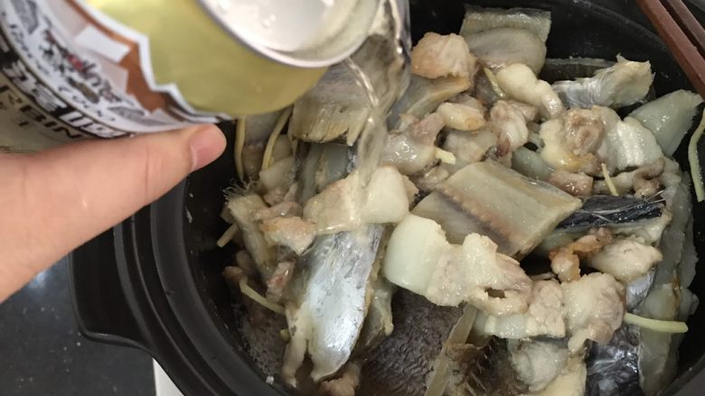 简简单单,咸鱼白菜也好好味
咸鱼花肉煲,然后把一罐<a style='color:red;display:inline-block;' href='/shicai/ 897'>啤酒</a>加进去,大火烧开转中火慢慢收汁