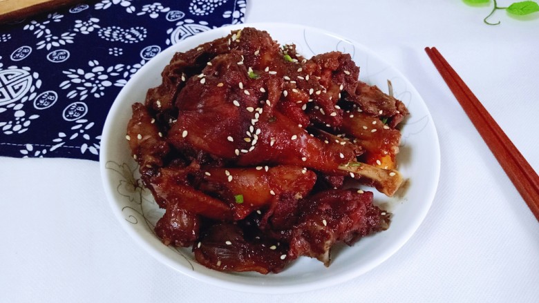家常红烧鸡块,出锅装盘,撒上<a style='color:red;display:inline-block;' href='/shicai/ 141765'>熟芝麻</a>,葱花。(是不是很简单呀!)