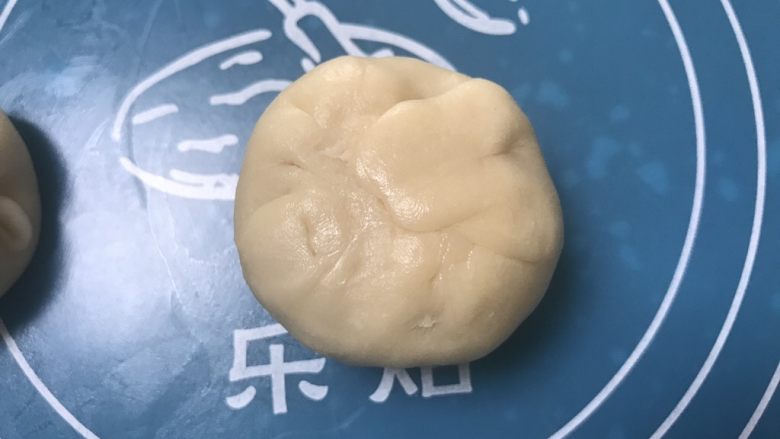 榨菜鲜肉月饼,像包包子一样捏住