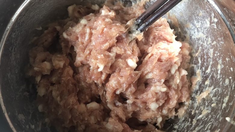 榨菜鲜肉月饼,往一个方向搅拌,搅拌到肉起筋