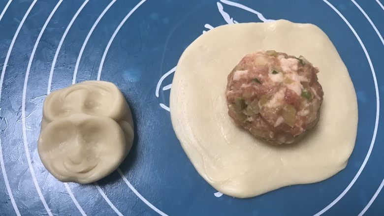 榨菜鲜肉月饼,取一个擀卷好的面团两头捏住,擀成圆形,包上肉馅