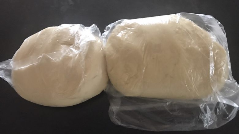 榨菜鲜肉月饼,水油皮材料全部混合揉均匀装保鲜袋松弛一个小时,油皮要使劲揉揉,油酥材料混合揉均匀装保鲜袋松弛一个小时