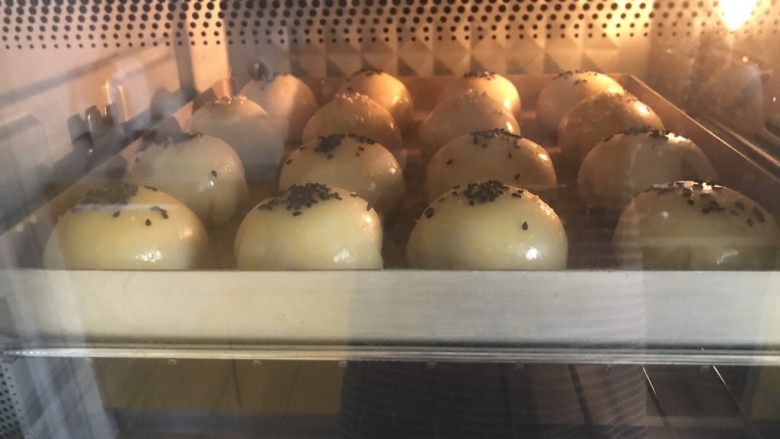 榨菜鲜肉月饼,送人烤箱185度中层45分钟,