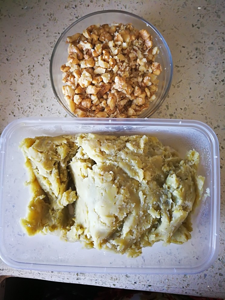 红薯核桃吐司,准备好红薯泥,核桃碎