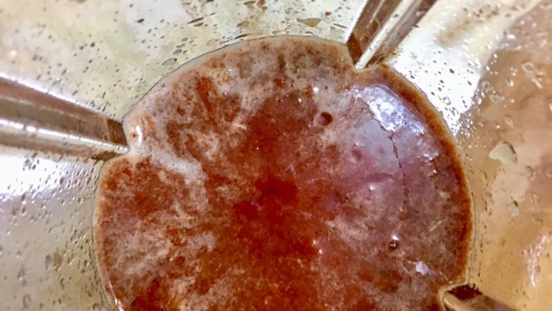 酥炸紅糟燒肉,將步驟7內全部的醬汁材料倒入調理機內攪拌均勻,再倒回鍋內備用