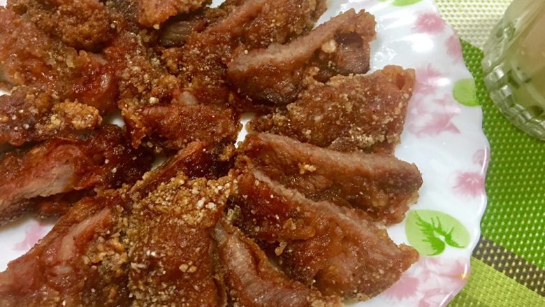 酥炸紅糟燒肉,待肉片稍涼後再切成塊,可避麵外層的裹粉脫落!好吃的酥炸紅麴紅糟肉來滿足大家的胃囉!