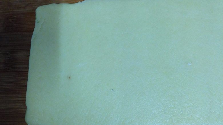 牛奶小饼干,把面片不规整的四边裁去,成为规整的长方形。