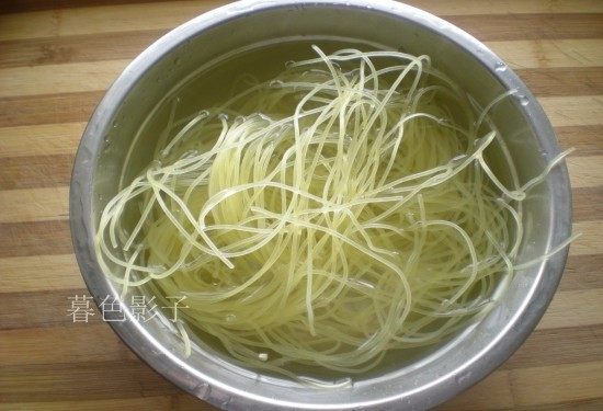 解暑,就是一碗Q弹冷面,用冷水泡十分钟左右