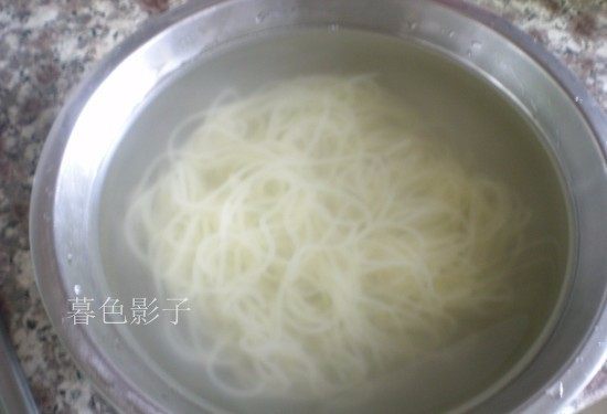 解暑,就是一碗Q弹冷面,煮好的冷面条,要放在冷水里冲下降温