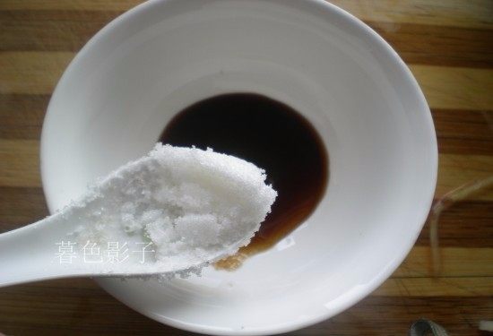 解暑,就是一碗Q弹冷面,把计量好的汤汁依次放好