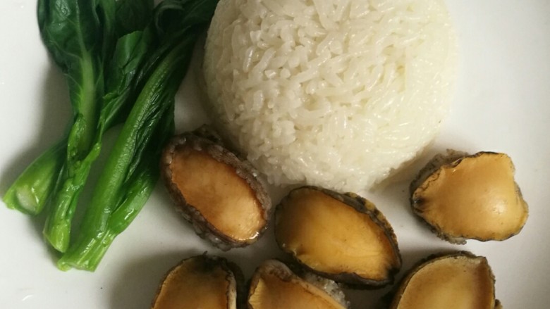 家常鲍鱼捞饭,再把蒸好的鲍鱼放入盘中,菜心焯水后也摆入盘中。