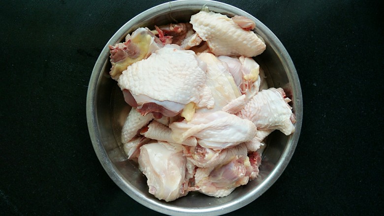 土豆炖鸡块,整只鸡剁块,洗净