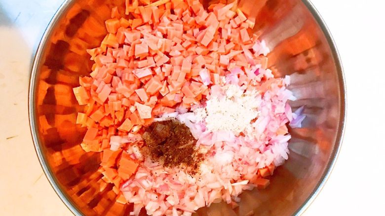 门钉火腿饼,火腿肠和圆葱倒入盆中，加入<a style='color:red;display:inline-block;' href='/shicai/ 12043'>花椒粉</a>，<a style='color:red;display:inline-block;' href='/shicai/ 813'>鸡粉</a>和精盐调匀