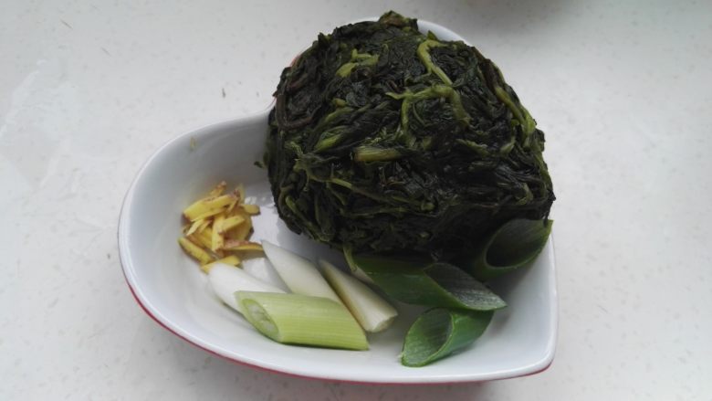 爆炒枸杞芽,准备好的原料：<a style='color:red;display:inline-block;' href='/shicai/ 142940'>枸杞芽</a>放水中化冻，挤水(鲜<a style='color:red;display:inline-block;' href='/shicai/ 142940'>枸杞芽</a>焯水后直接用)，<a style='color:red;display:inline-block;' href='/shicai/ 37'>姜</a>切丝，<a style='color:red;display:inline-block;' href='/shicai/ 3250'>葱</a>切段或切丝。
