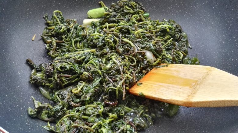 爆炒枸杞芽,翻炒(锅太干可从一圈倒入适量开水或温水)。