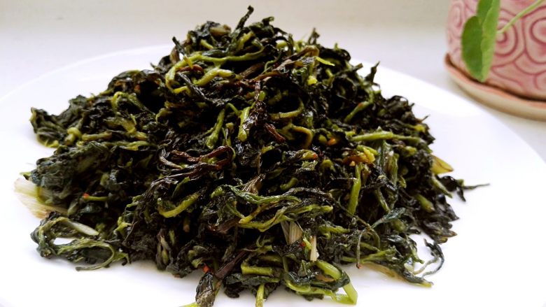 爆炒枸杞芽,成品。搭配个红辣椒更好看,家里没有就没放,我做饭随意。