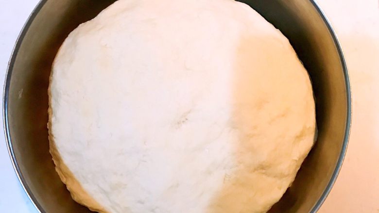 门钉火腿饼,揉成光滑的面团后，盖上保鲜膜醒发30分钟