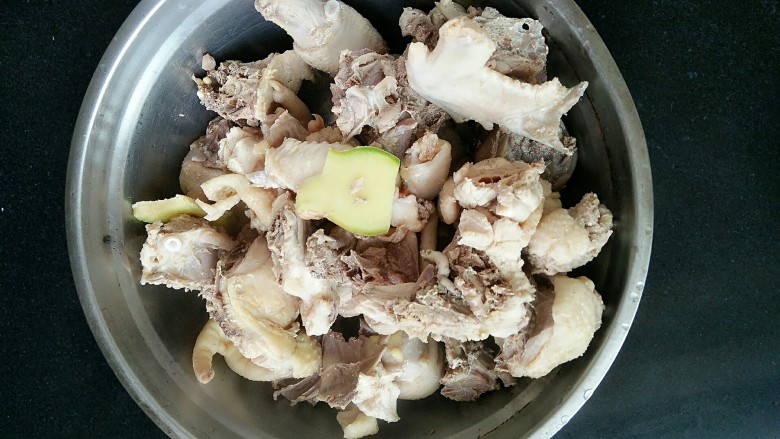 土豆炖鸡块,用笊篱把鸡块从锅中搭出,控水备用