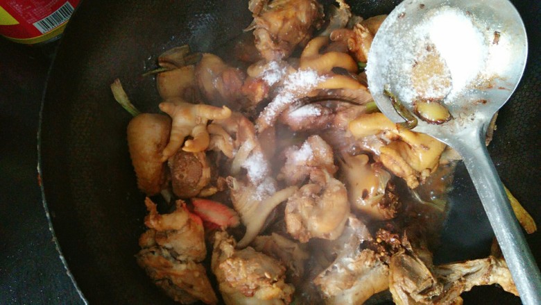 土豆炖鸡块,加入盐,继续翻炒几下