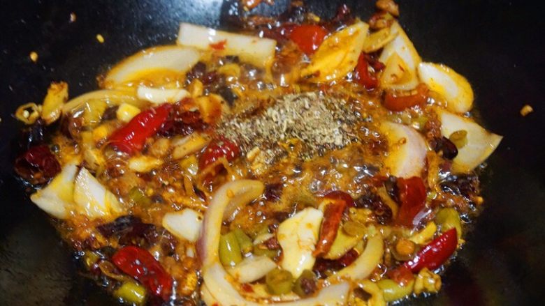 豆花烤鱼,再下洋葱块,香料粉炒香