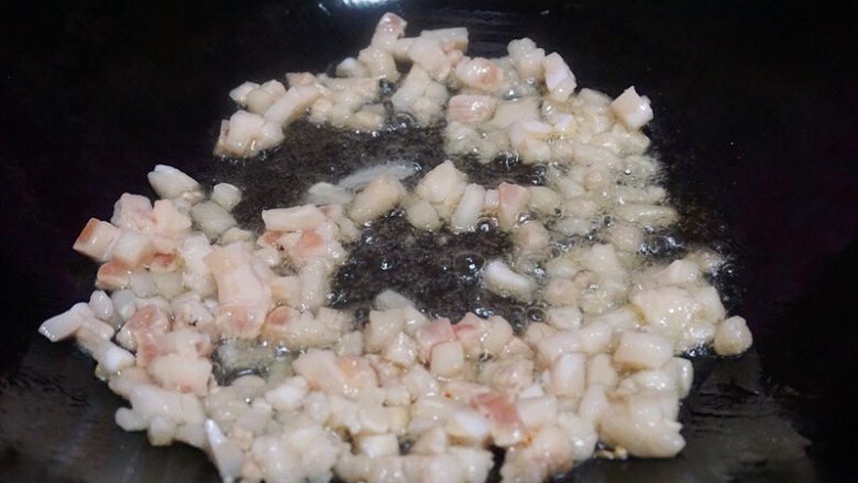 豆花烤鱼,锅内倒少量油,下五花肉煸炒出多余的油