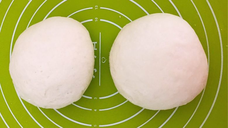 门钉火腿饼,把醒发好的面分成两个面团，揉光滑，充分排气