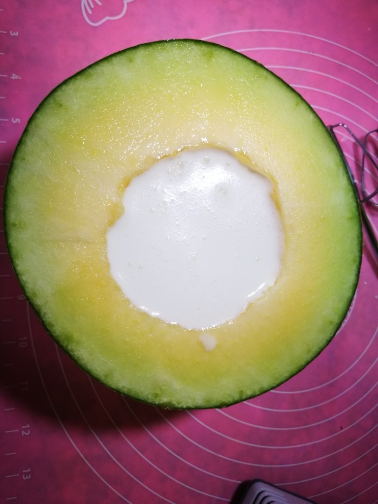 哈密瓜奶冻,把打发的淡奶油倒入放凉的牛奶里,混合倒入哈密瓜里。