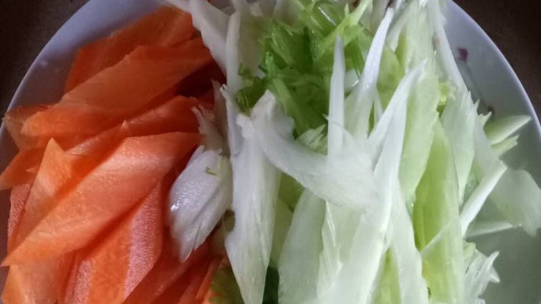 胡萝卜炒西芹,然后把胡萝卜西芹切片,胡萝卜也可以切丝