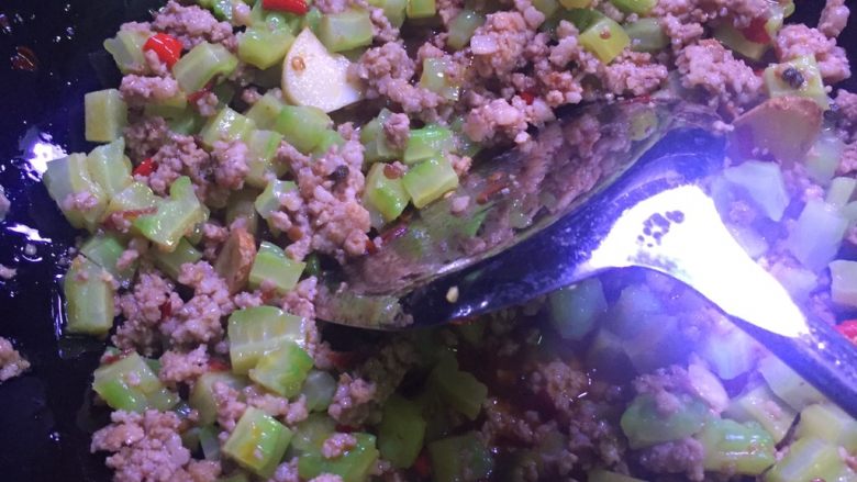苦瓜碎肉,加入苦瓜