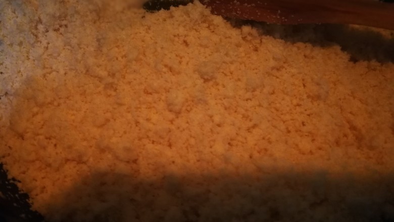 满口留香
__芝麻豆渣松,锅烧热后,豆渣放入平底锅中小火翻炒,不建议用平底锅外的锅炒,受热不均匀。