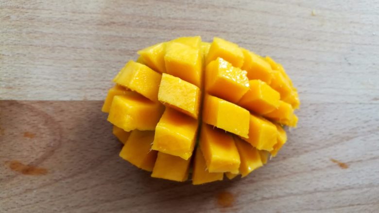 芒果西米露, 芒果划格子，向上翻起来