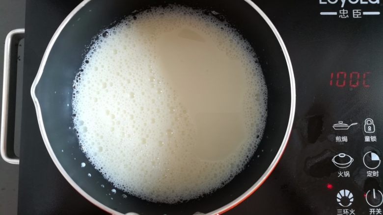 芒果西米露,快速搅拌到白砂糖融化关火