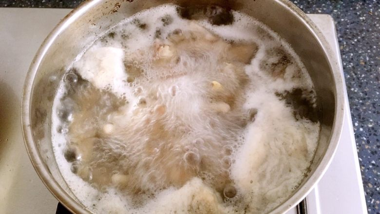 酱醋泡鸡爪,煮15分钟左右,煮好后捞起来用清水冲洗表面油脂。