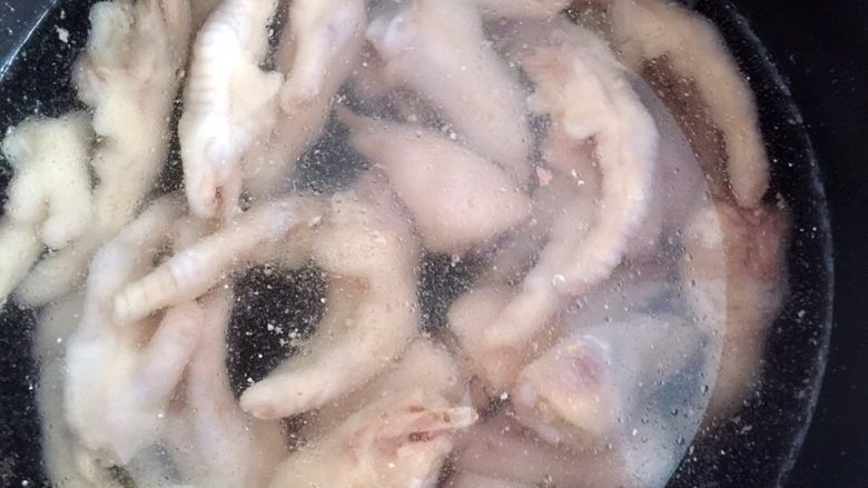 酱醋泡鸡爪,放入准备好的冰水里浸泡半小时,冰块也可以。