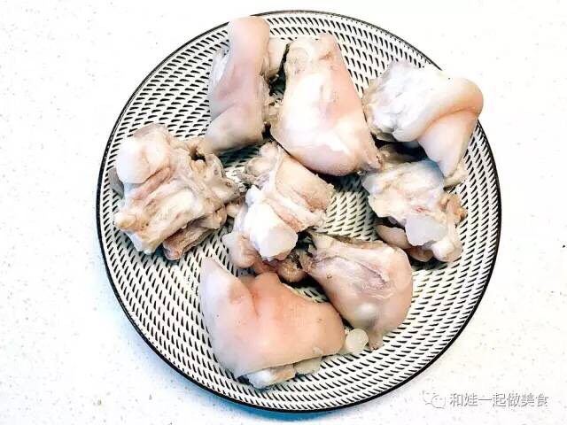 红酒炖猪蹄,5.捞出猪蹄沥干水备用;
